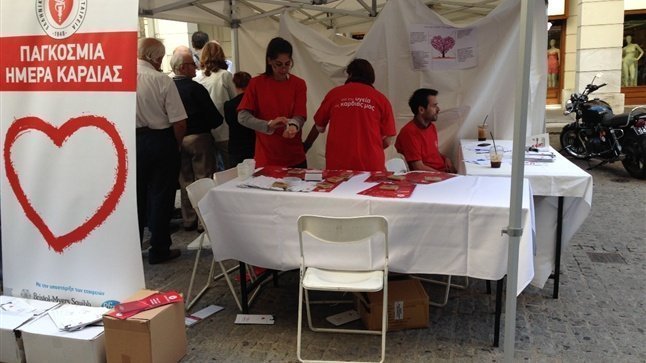 Εθελοντές καρδιολόγοι ενημερώνουν το κοινό της Αθήνας